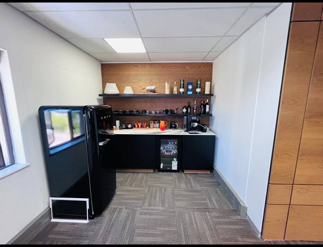 1,348M² OFFICE TO LET IN VORNA VALLEY